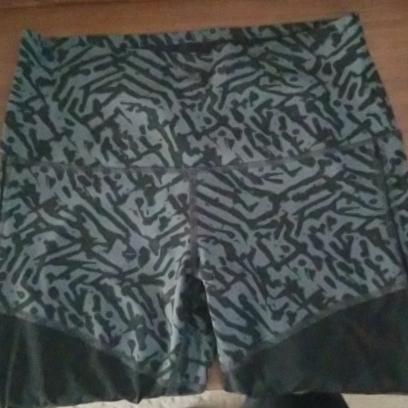 Lululemon Athletica High-Waisted Black and Gray Leggings with Mesh Panels - Picture 3 of 9